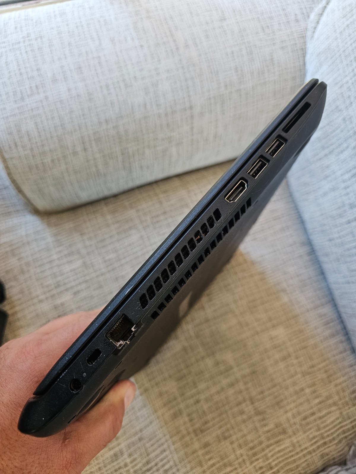 HP 15-f018dx 15.6″ Notebook W/ Charger Powers On, Broken Screen FOR PARTS/REPAIR