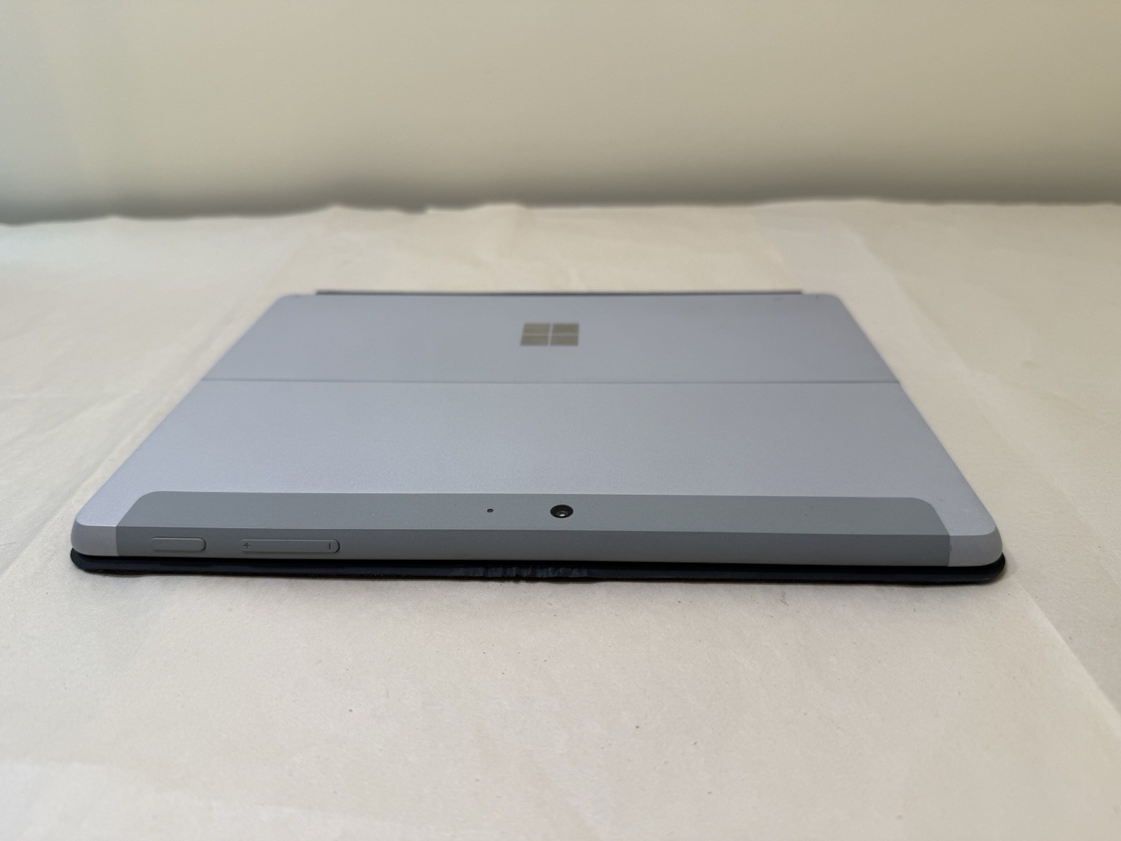 Microsoft Surface GO Tablet + Keyboard 1824 / Pentium 4415Y / 4GB RAM / 64GB SSD