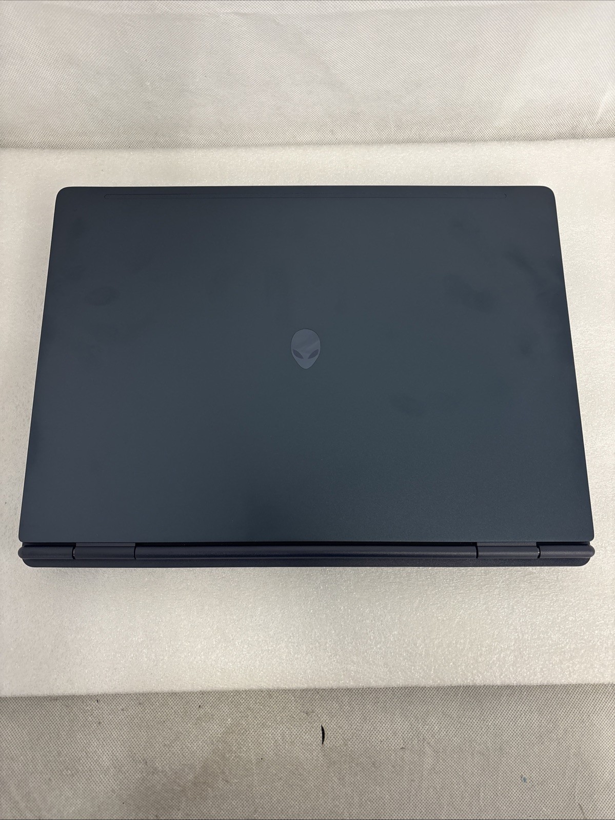 Dell Alienware 16 Aurora (1TB, Intel Core 7, 16GB, RTX 5050, Windows 11 Home)