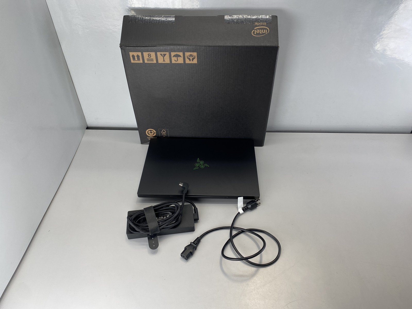 Razer Laptop Blade 16 16″ Intel Core i9-14900HX 2TB RTX 4090- Black