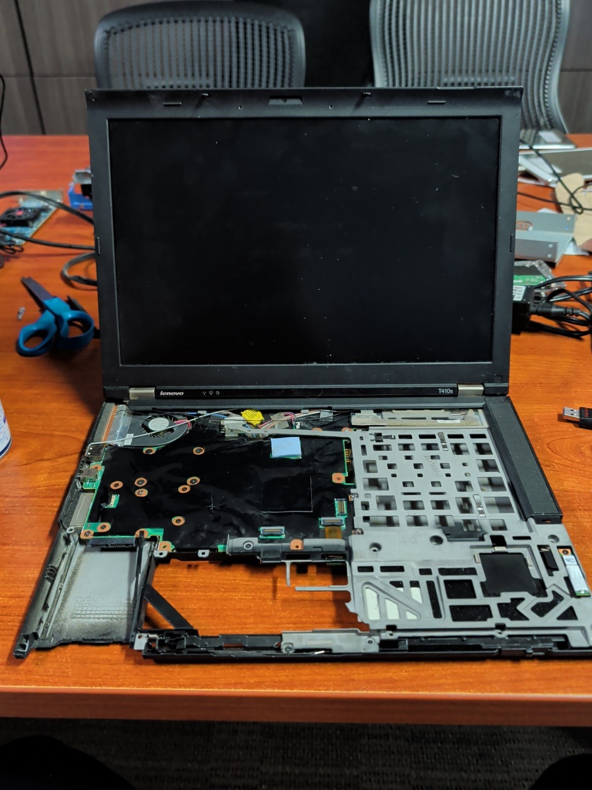 LENOVO THINKPAD T410S – FOR PARTS – INTEL CORE I5 See Pics. Parts****