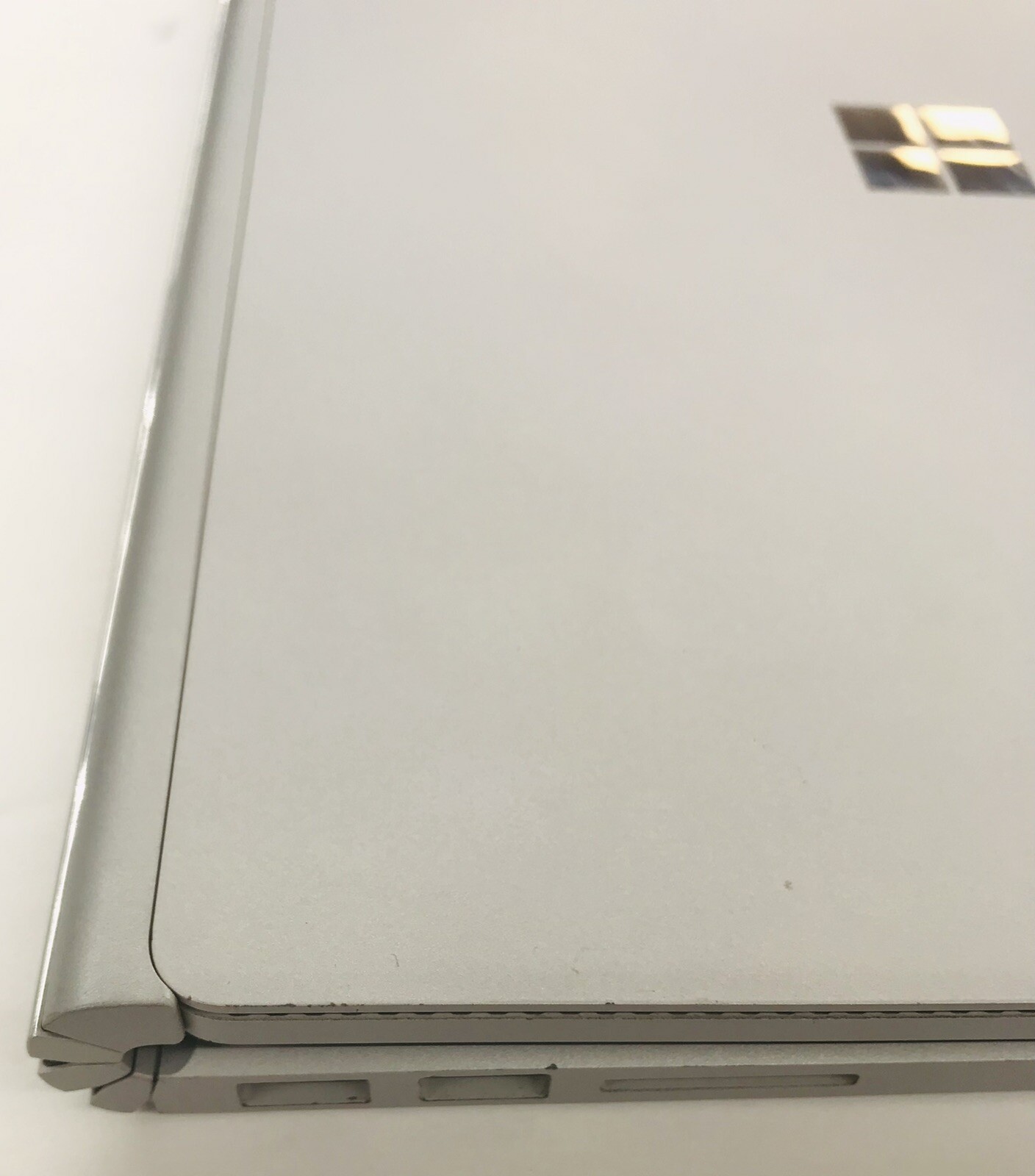 13.5″ Microsoft Surface Book 1703 2-in-1 i5-6300U 8GB Ram 128GB SSD