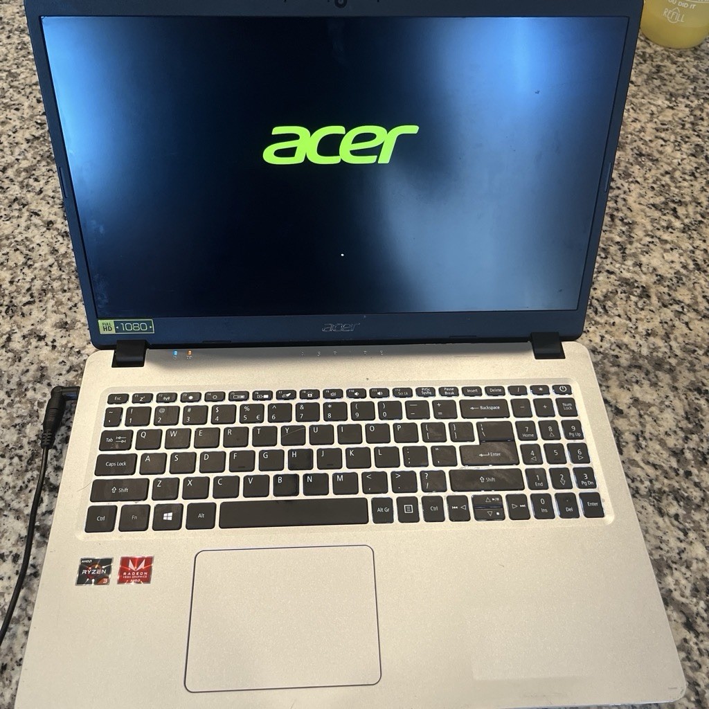 Acer Aspire 5 15.6″ (128 GB SSD, AMD Ryzen 3200U, 2.6GHz, 4GB) Laptop