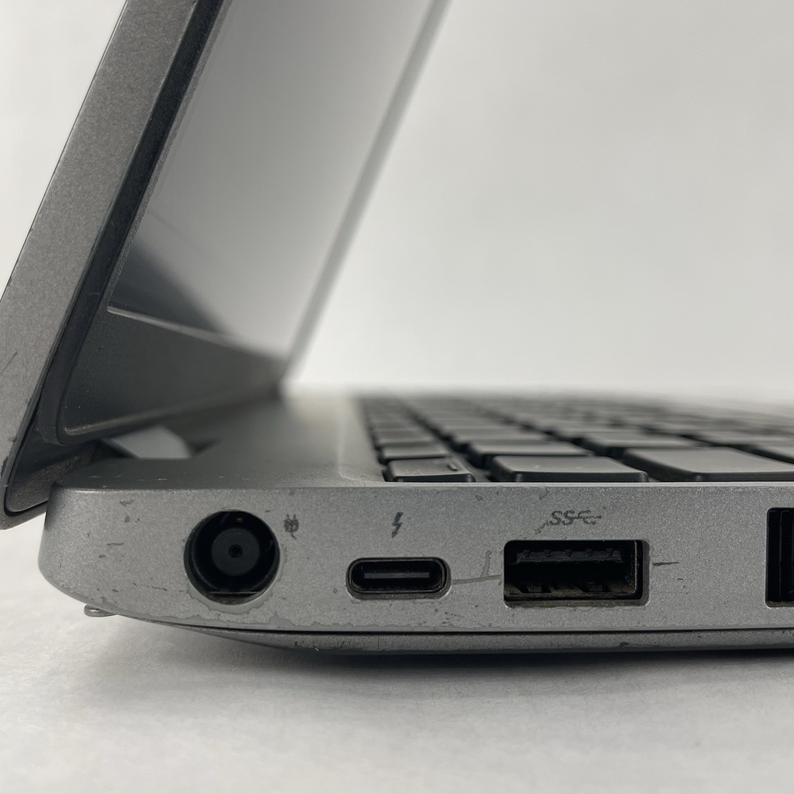 Dell Latitude 5511 15.6″ i7-10850H 2.70 GHz 16 GB RAM No SSD No OS Missing Key