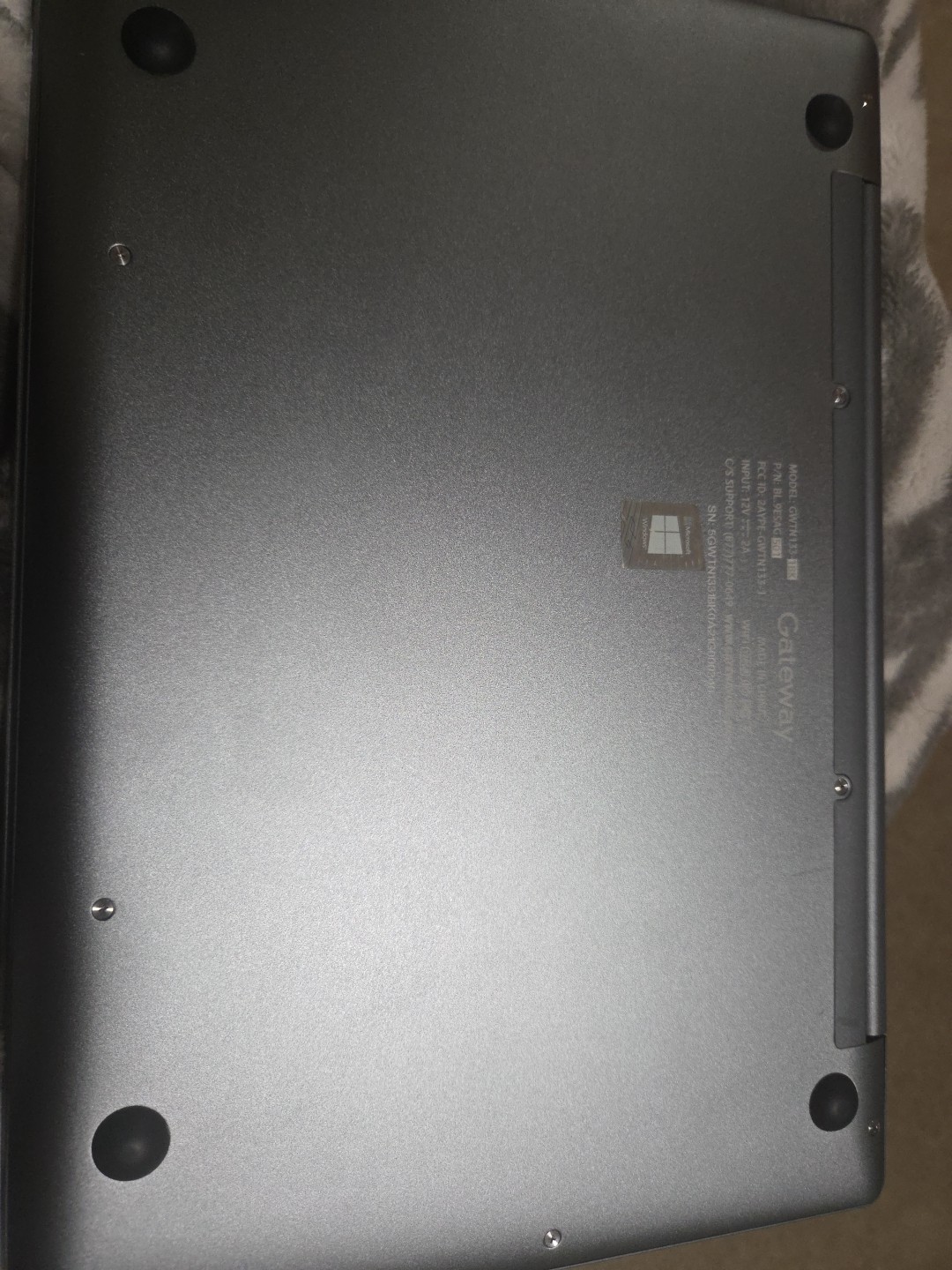 Gateway GWTN133-1BK 13.3″ Ultra Slim Notebook – Snapdragon 850, LTE, 4GB RAM