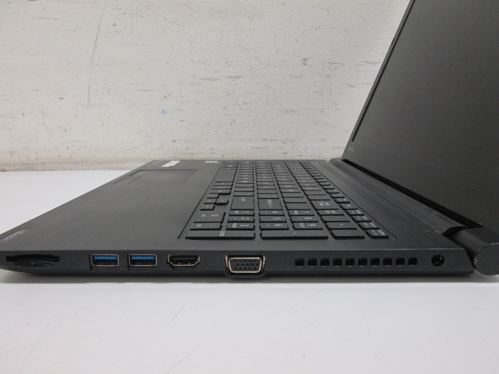 Toshiba Tecra C50-C i3-6100U@2.3ghz 1tb HDD 8gb RAM Win10 Pro