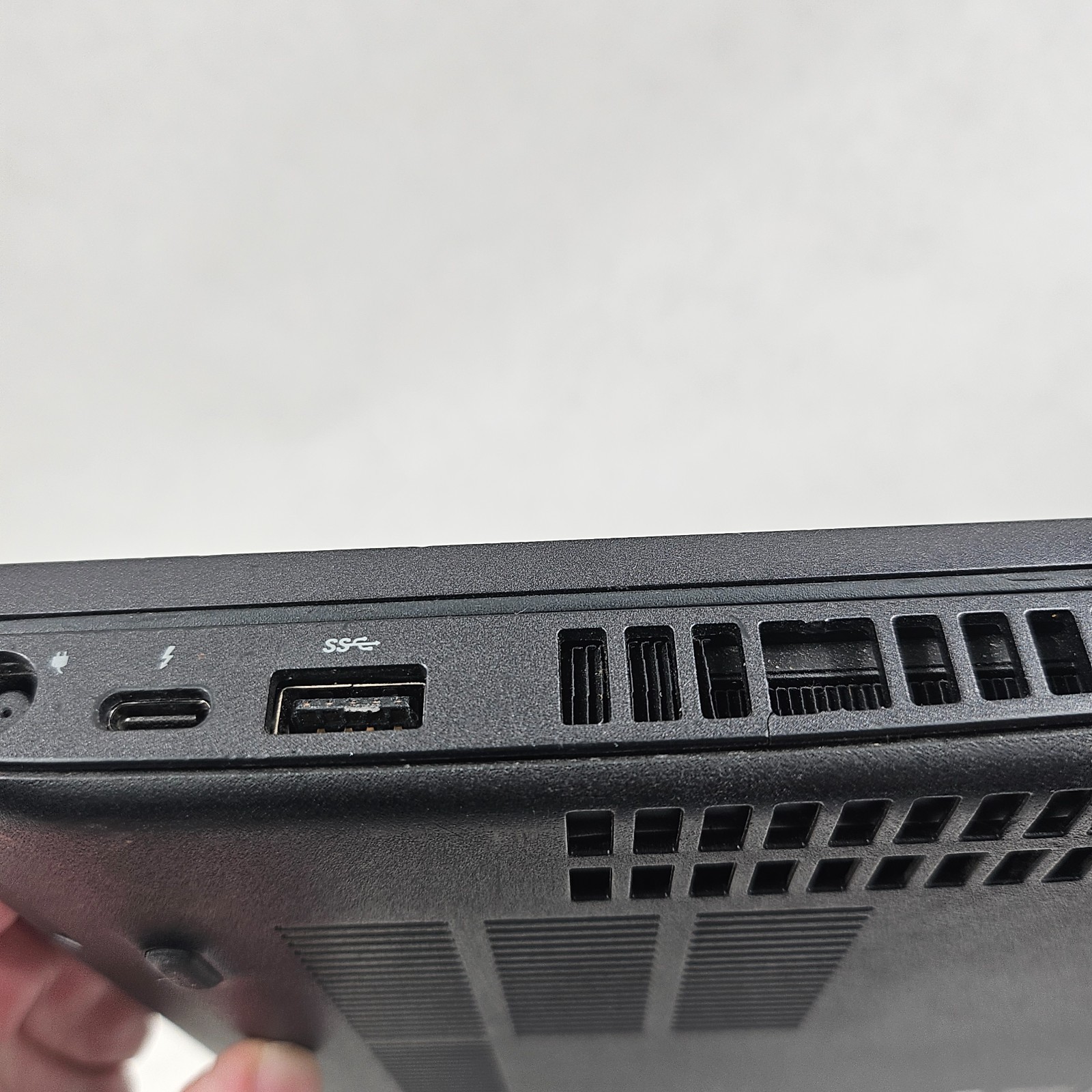 Dell Precision 3541 15.6″ Intel i7-9750H 16GB DDR4 512GB SSD Quadro P620 *Read