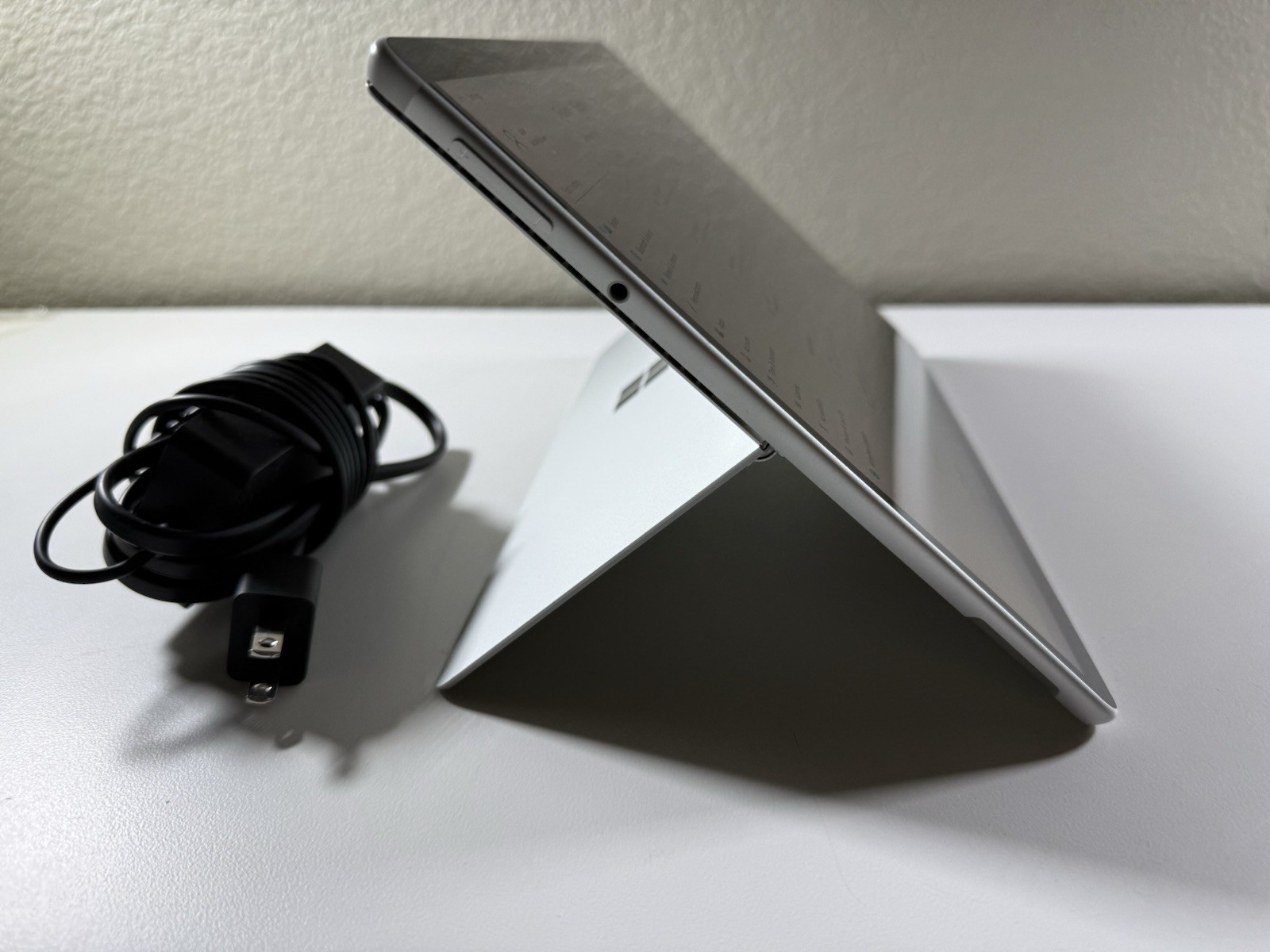 Microsoft Surface Pro 8 (1982) i5-1145G7 – 16GB RAM – 256GB 120Hz – Win 11 Pro