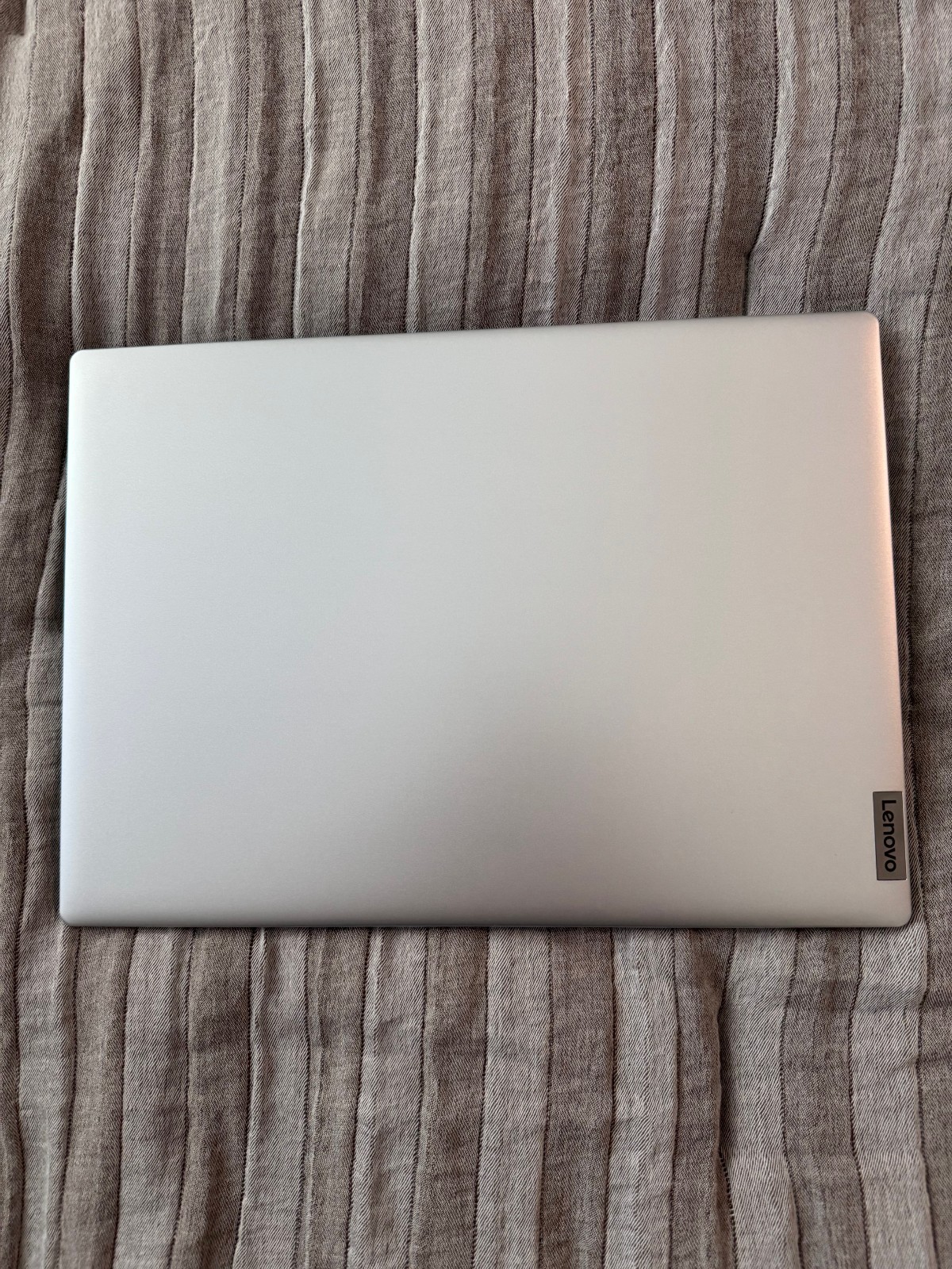 Lenovo IdeaPad 14″ (64GB,AMD A6,1.6 GHz,4GB RAM) Laptop – Platinum Grey
