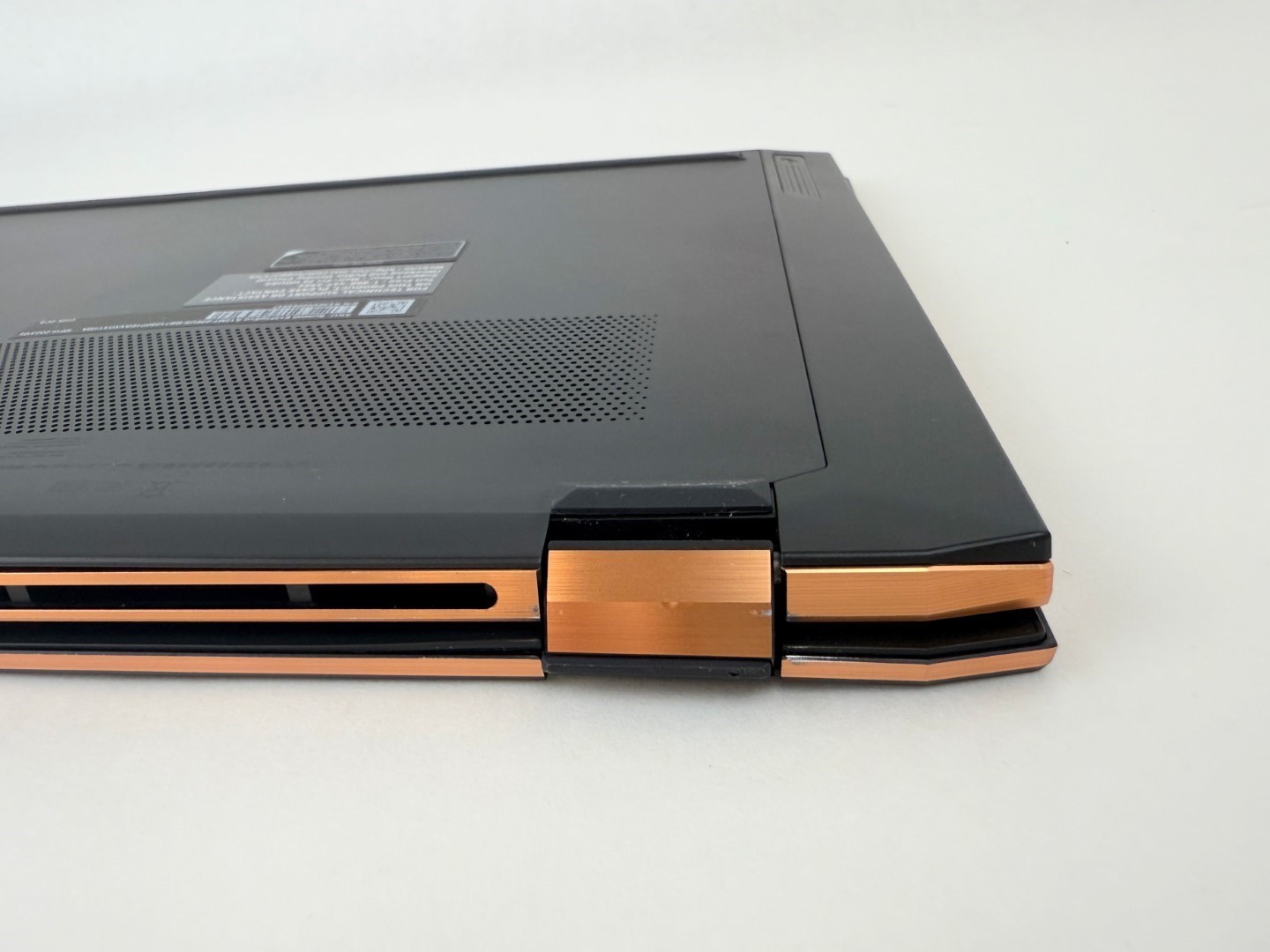 MSI Summit E13 Flip Evo A12M 13.4″ FHD+ Touch i7-1280P 16GB 1TB W11H hinge Issue