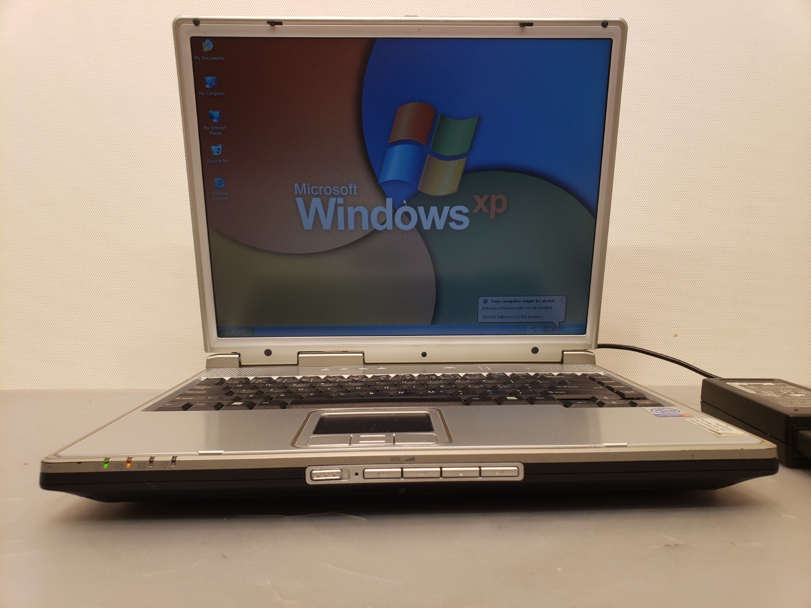 Vintage Asus Spartan A2500H Pentium 4, 2.66 15″ Notebook Laptop 512MB 30GB WinXP