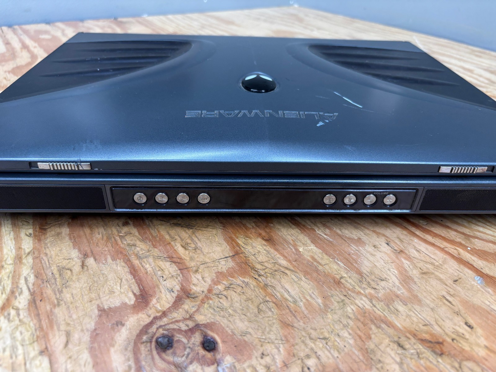 Alienware Area-51 m7700 Clevo D900T 17″ P4 3.4GHz Powers On No Display AS-IS