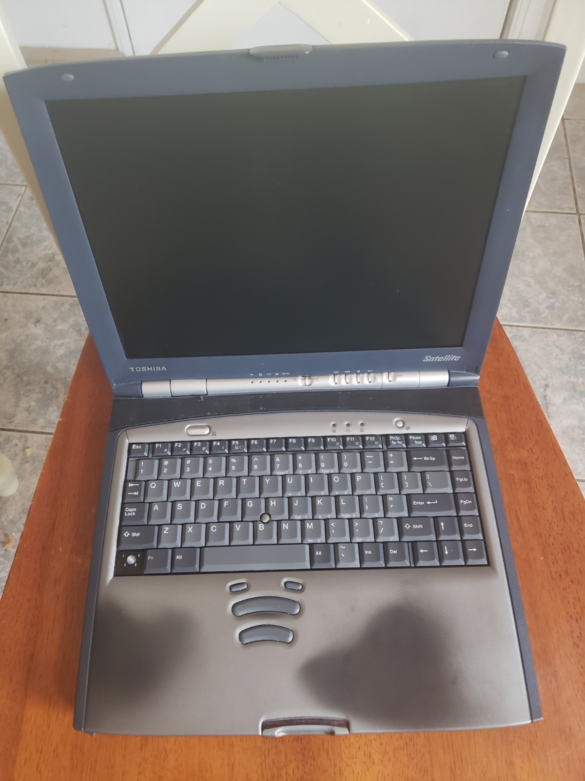 Rare Toshiba Satellite 2800-S202 Laptop Posts To Bios Good Batt P3 700mhz 128mb
