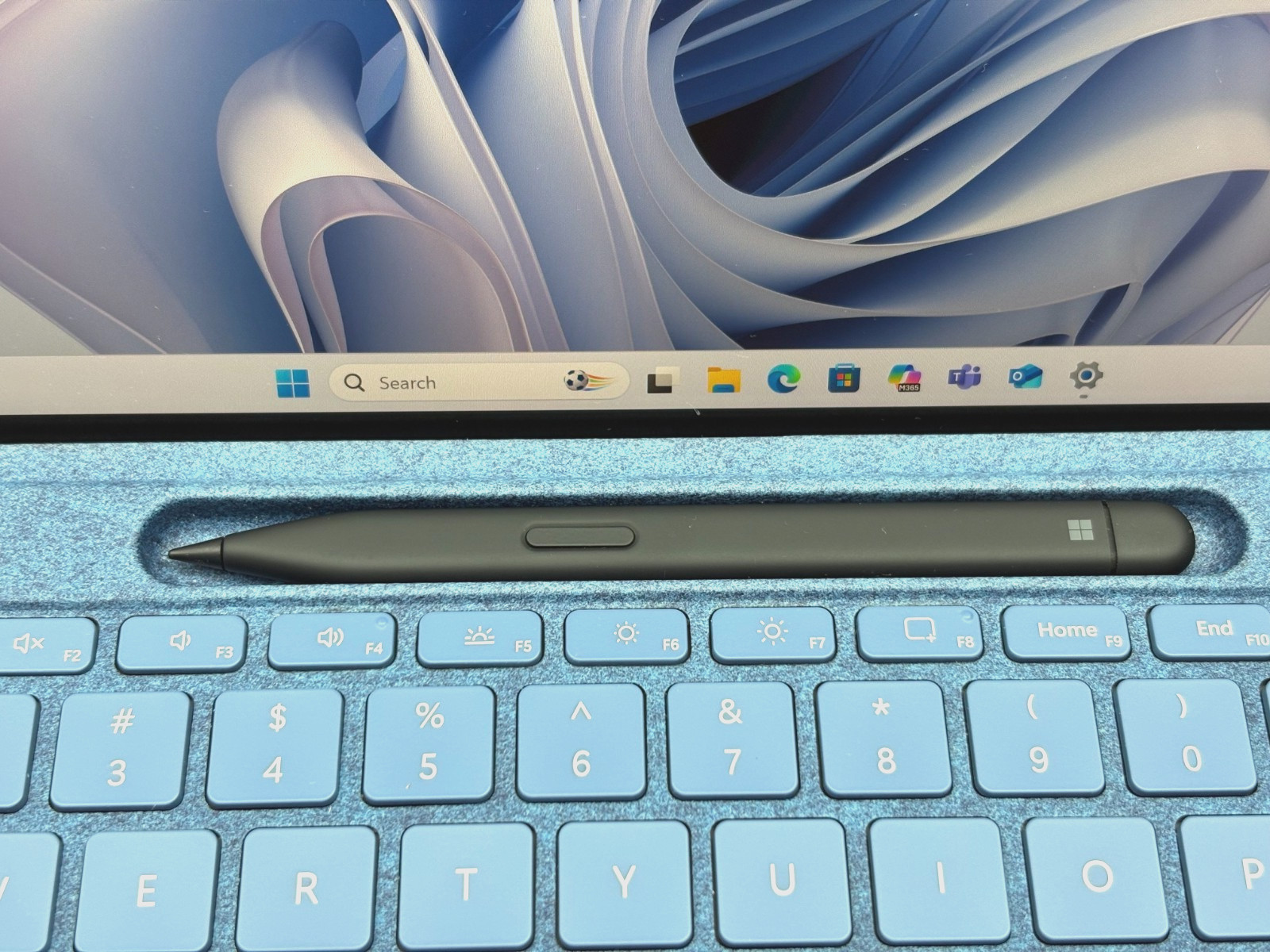Microsoft Surface Pro 10 5G Intel Core Ultra5 135U 16GB RAM 1.86TB SSD Tablet