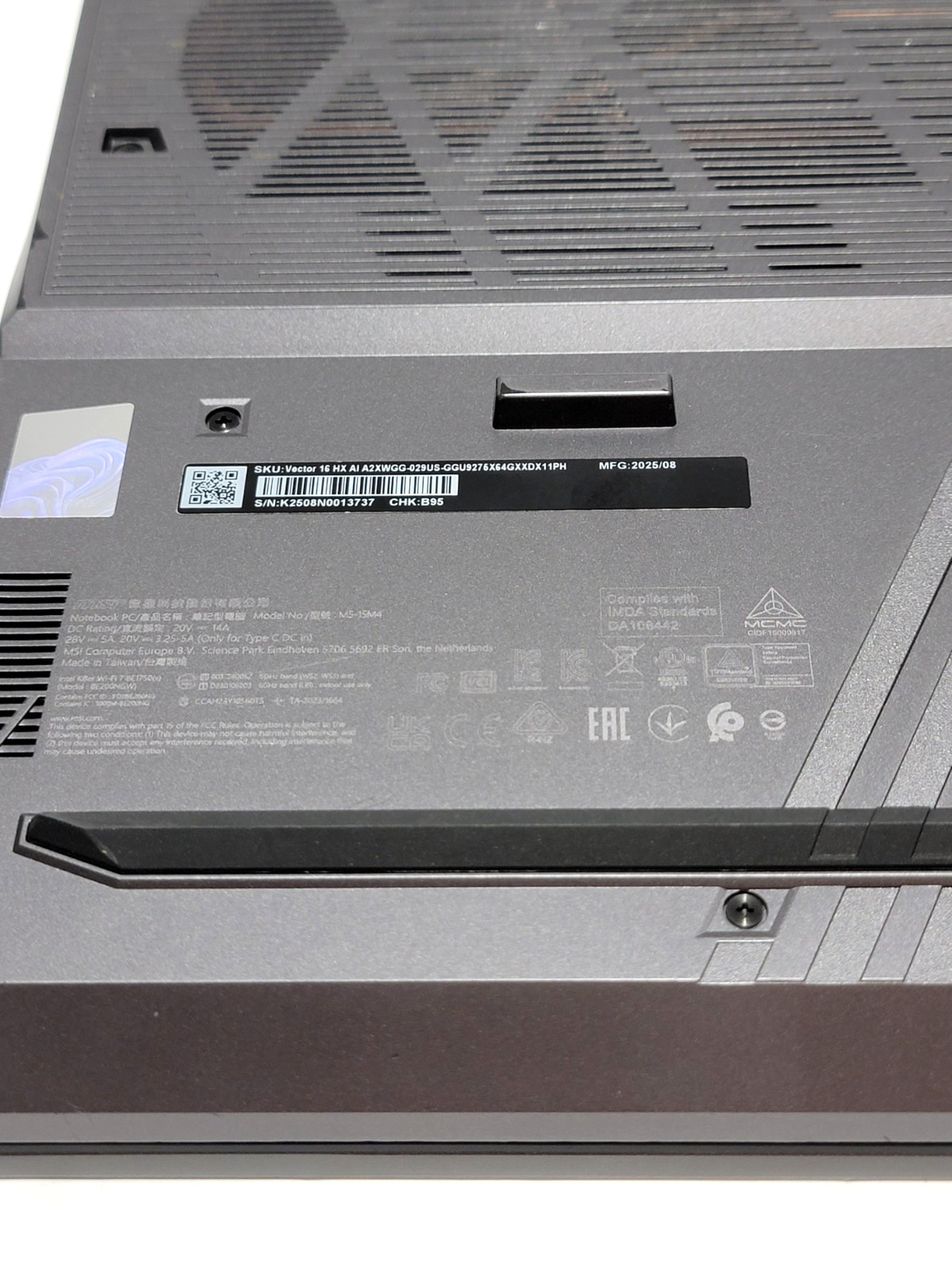 MSI Vector 16 HX AI A2XW-Intel Ultra 9 275HX-64GB Ram-4TB SSD-Nvidia RTX 5070