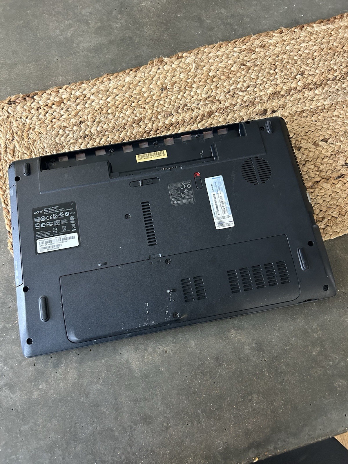 Acer Aspire 5733Z-4851 Laptop No Battery Or Charger Works