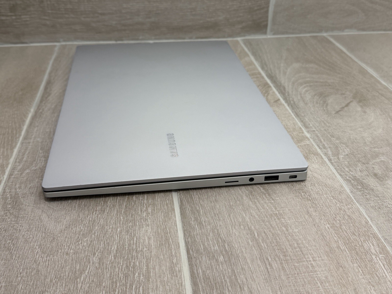 Samsung Galaxy Book 4 15.6″ Core 7 150U 16GB RAM 512GB NVMe Win-11