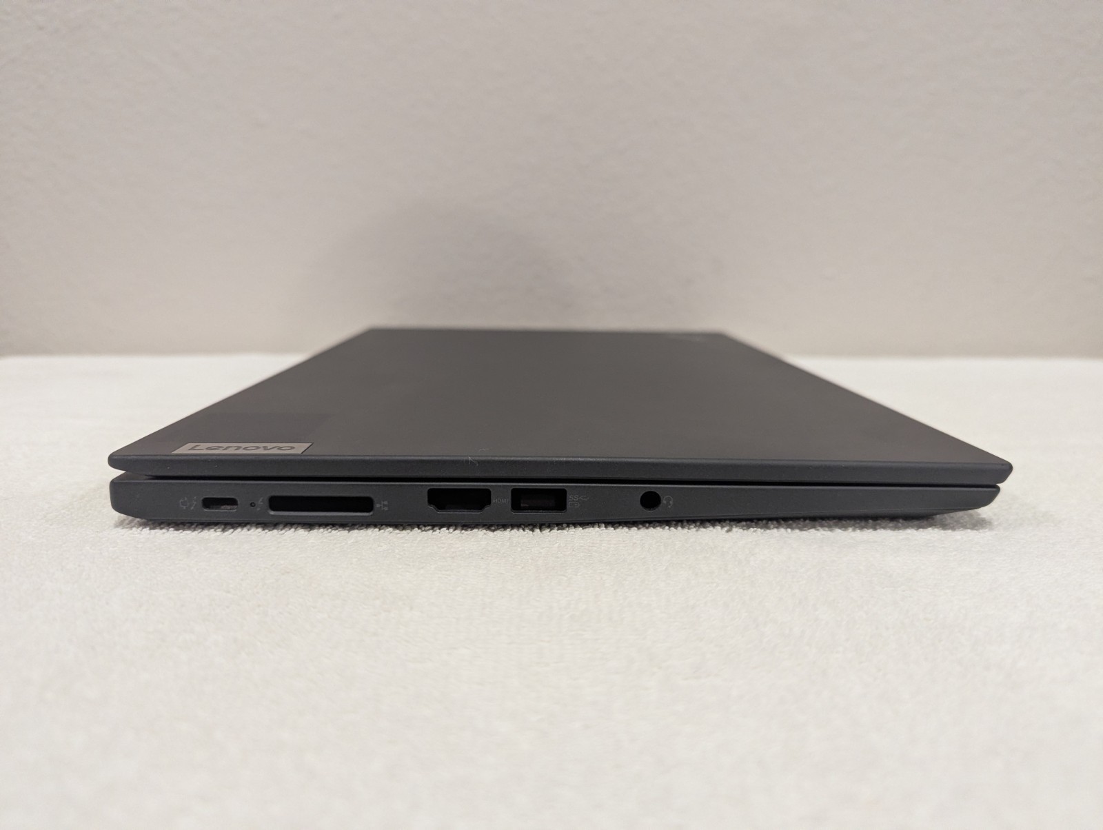 Two Thinkpad T14s gen 2 Chassis & Monitor