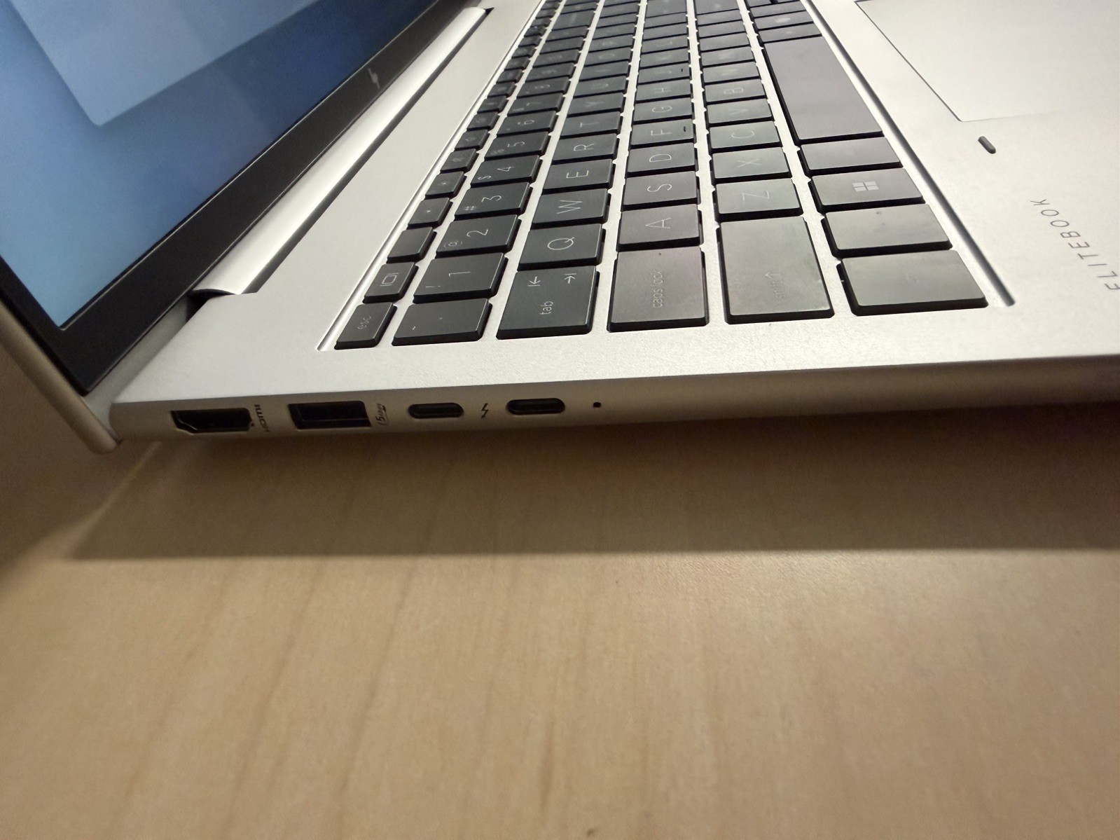 HP EliteBook 845 G11 16″ (Ryzen 7 PRO-8840U – 64GB RAM – 1TB SSD + charger