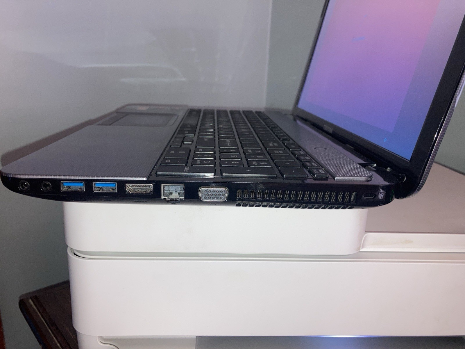 Toshiba Satellite L855D-S5117 AMD Laptop | Works Plugged In – Bad Battery