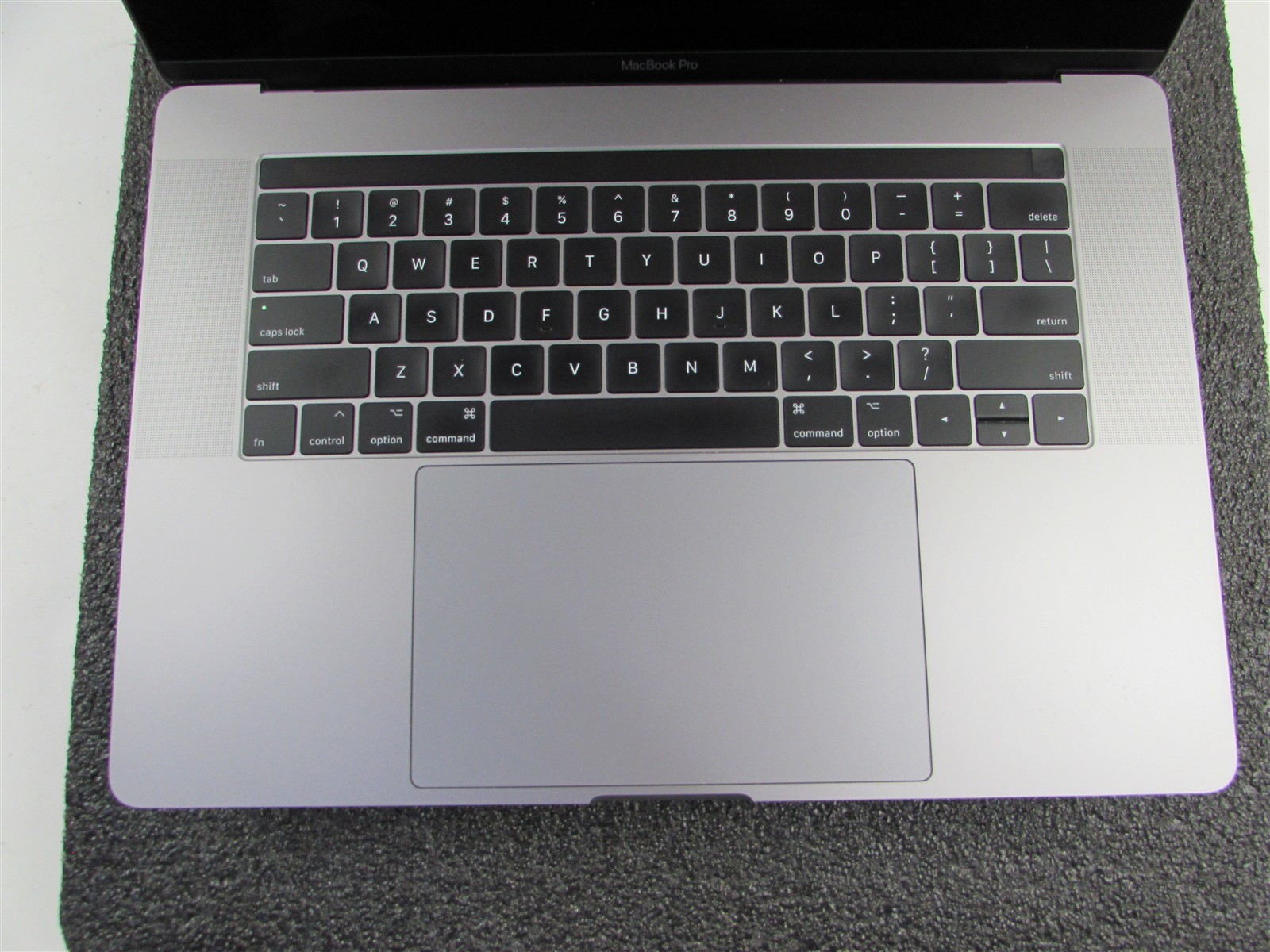 APPLE MACBOOK PRO A1707 2880X1800 I7-7700HQ 256GB SSD 16GB RAM AMD GPU NO O.S