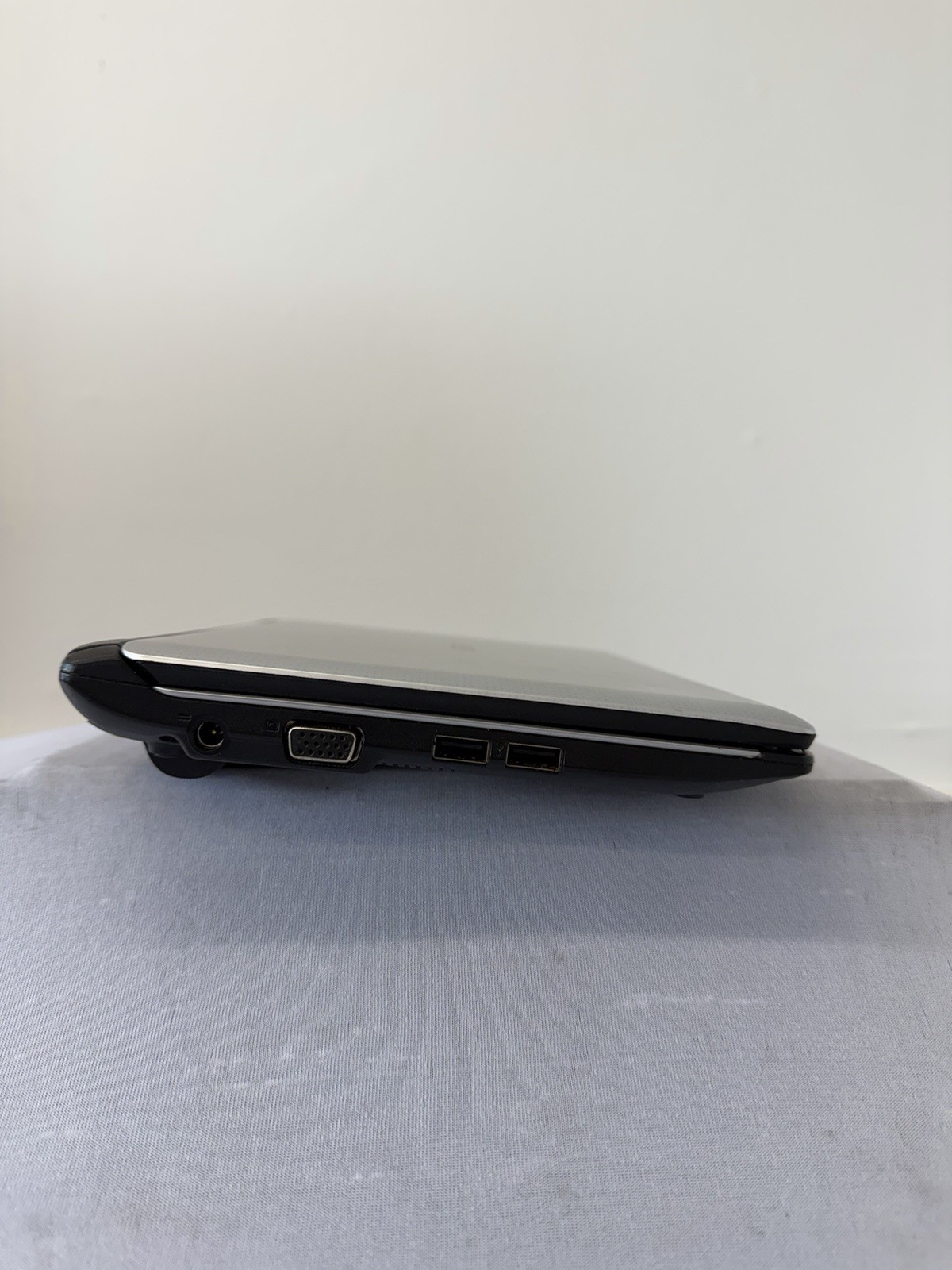 Acer Aspire One Laptop – Good Screen – Intel Atom N450 – Read Des