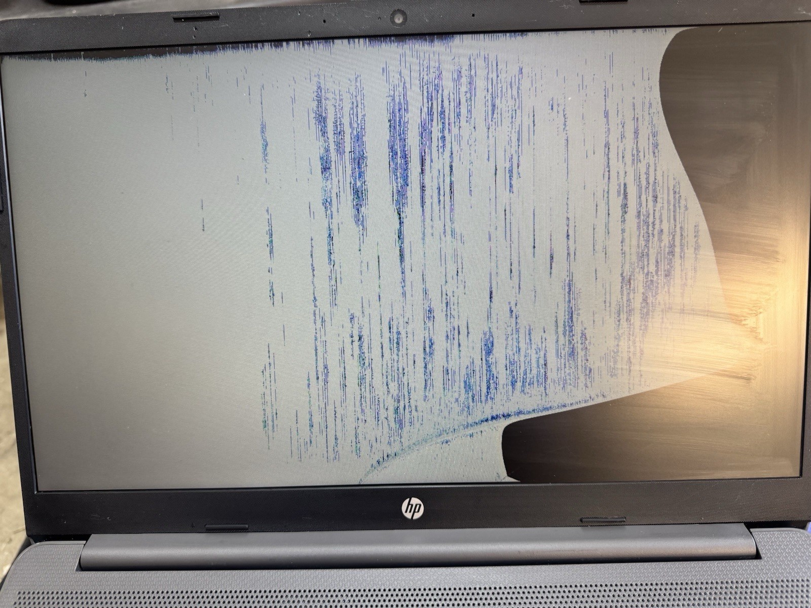 HP 255 G8 Laptop – AMD 3020e Radeon Graphics 4GB RAM – 128GB SSD -broken Screen