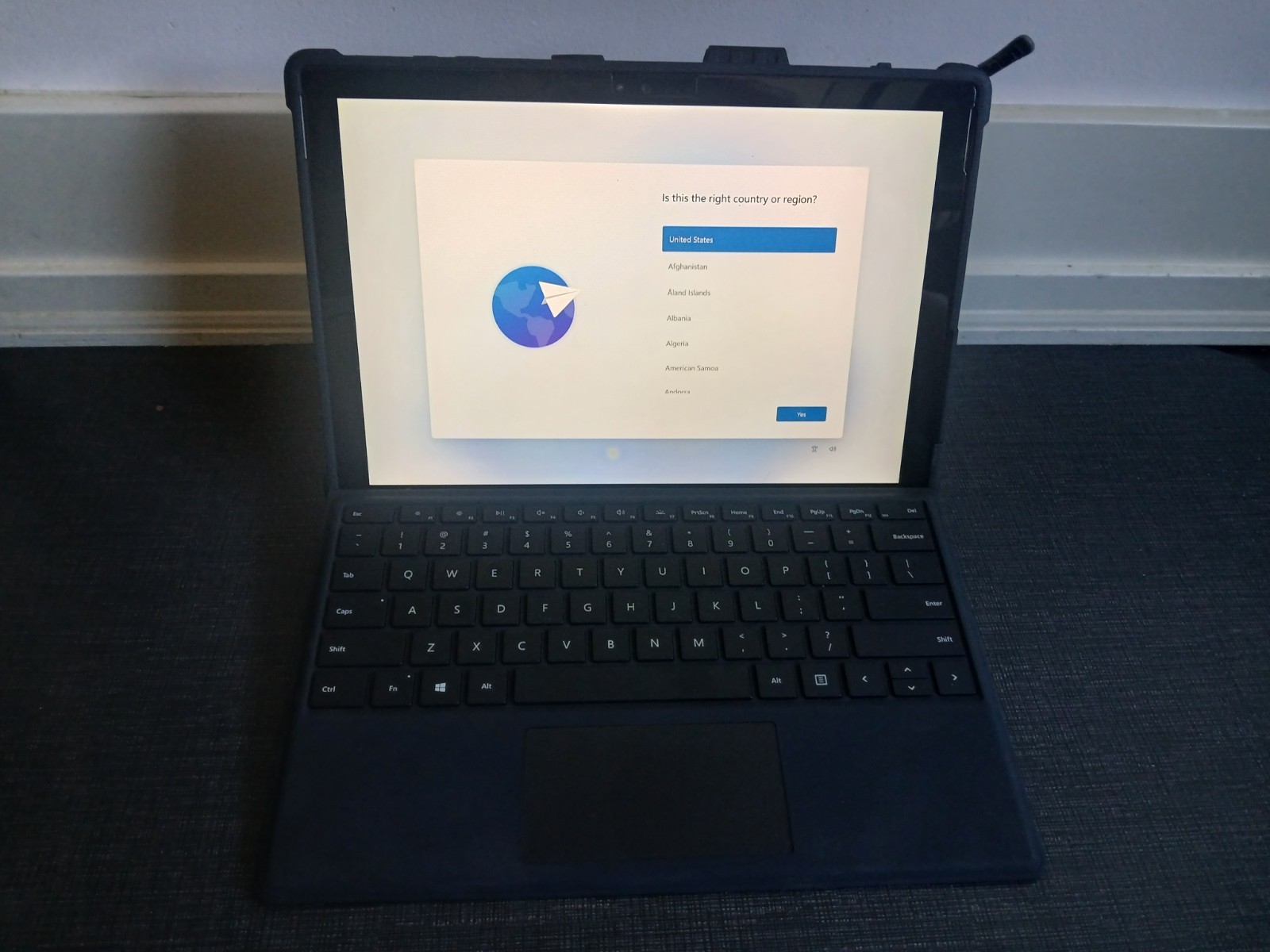 Microsoft Surface Pro 4 12.3″ i5-6300U 4GB DDR3 128GB SSD Windows 11 (working)