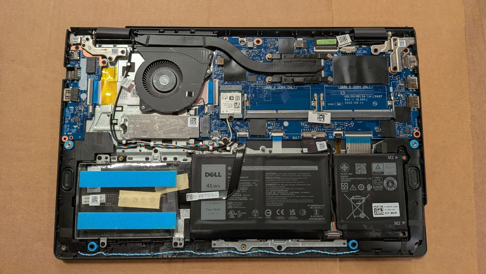 Dell Vostro 3520 15″.6FHD i5-1235U No RAM/SSD Battery Excellent Housing Damage