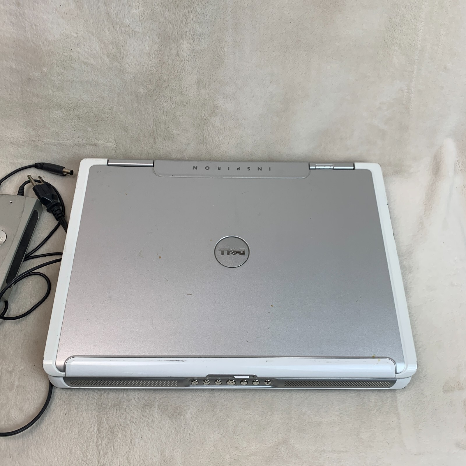 Dell Inspiron 9300 17″ Laptop Pentium M 2.0GHz 1GB RAM 100GB HDD XP (FOR PARTS)