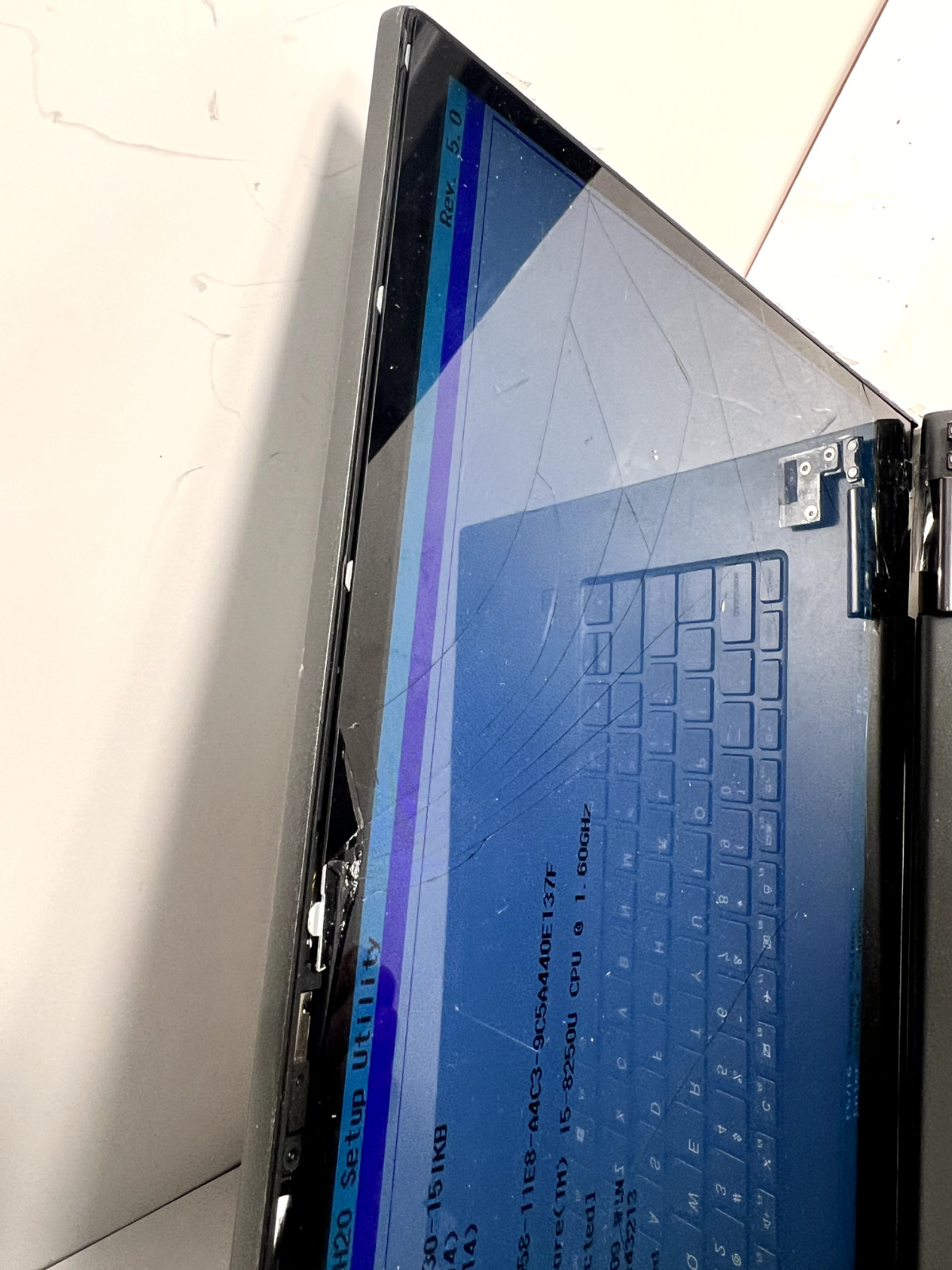 Lenovo Yoga 730-15IKB 15.6″ 2 in 1 i5-8250U 1.60 GHz 16GB No SSD As-Is *Cracked*