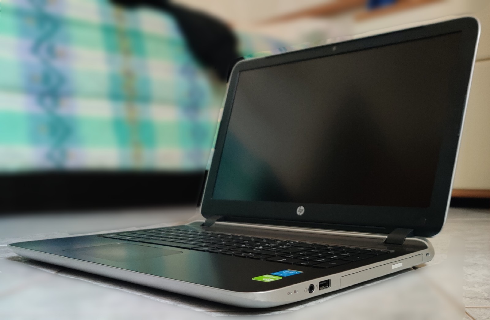 HP Pavilion 15 i5-5200U 8GB 500GB SSHD Full HD NVIDIA 840M Windows 10 Pro GF840M