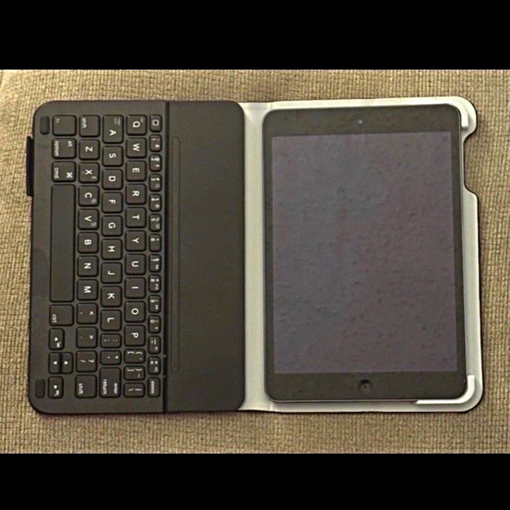 Apple iPad mini 2 Tablet 16GB 7.9in Wi‑Fi iOS + Logitech Keyboard Case Bundle