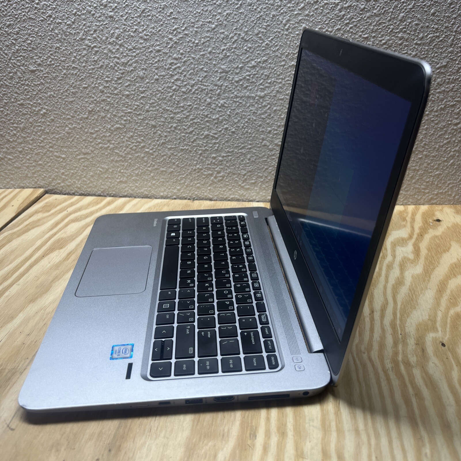 HP EliteBook Folio 1040 G3 Core i5-6300U 2.4 GHz 8 GB 256 GB SSD Windows 10 Pro