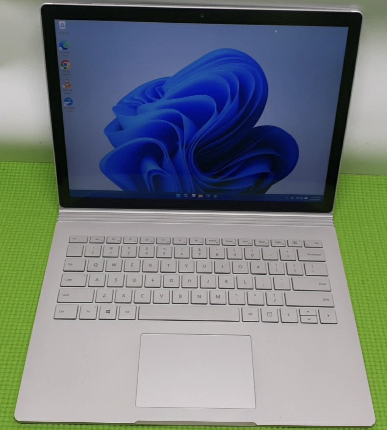 Microsoft Surface Book 3 i5-1035G7 8GB RAM 256GB SSD Win 11 Pro charger includ