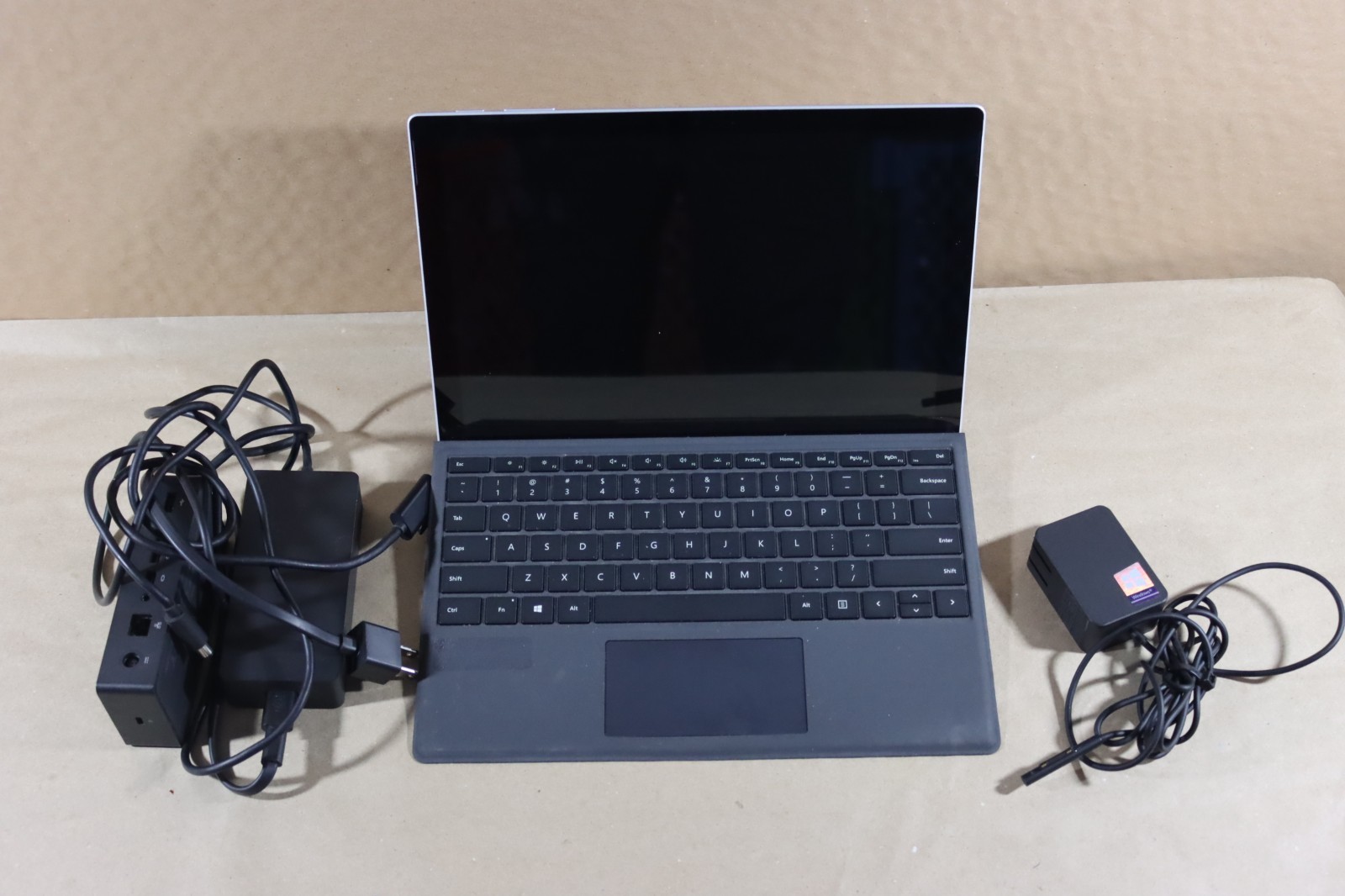Microsoft Surface Pro 5 i5-7300U 8GB RAM 256GB Wi-Fi + Cellular / LTE