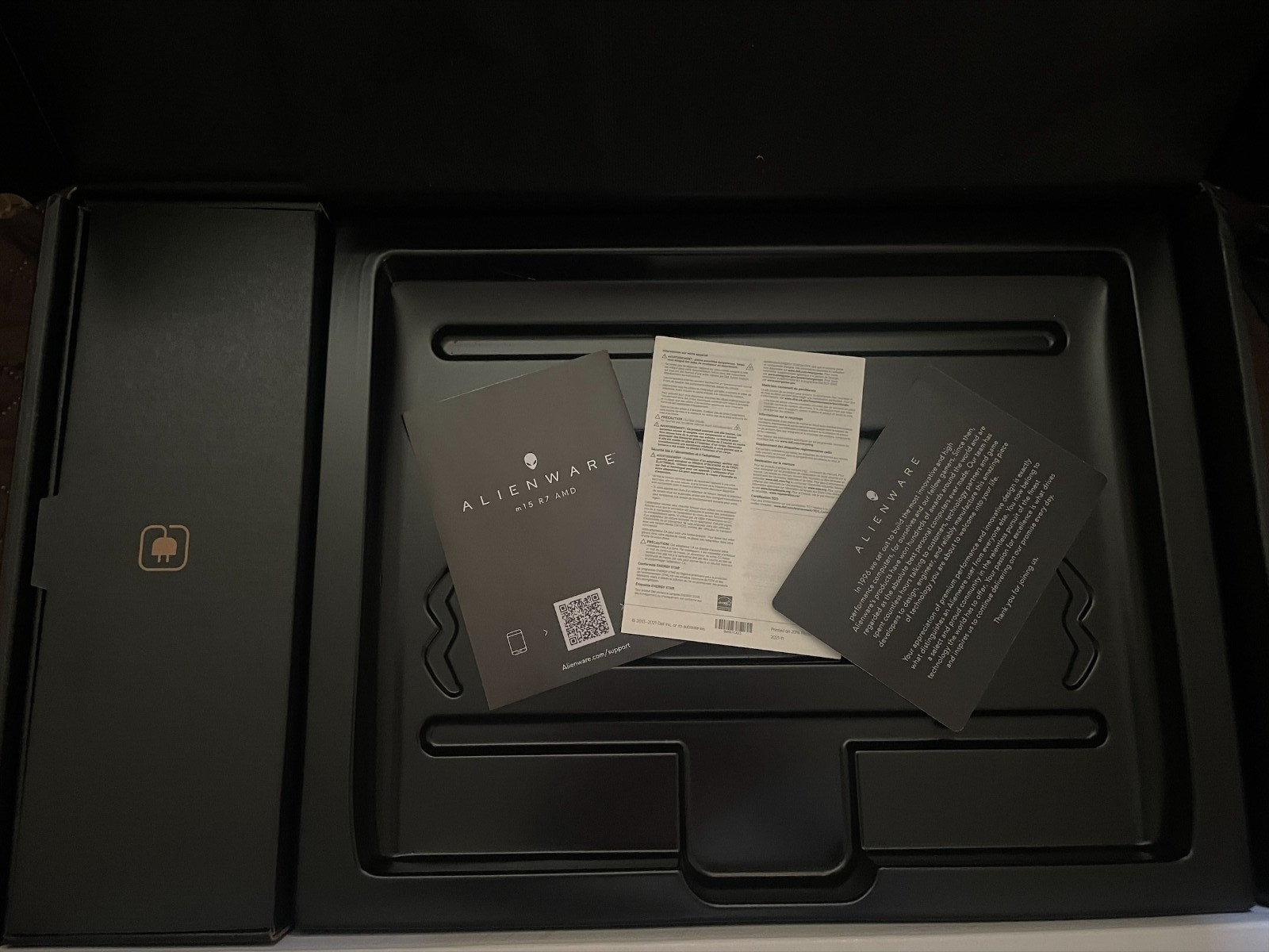 Alienware m15 R7 AMD (AMD Ryzen(TM) 7 6800H (8-Core/16 Thread) / NVIDIA RTX 3060