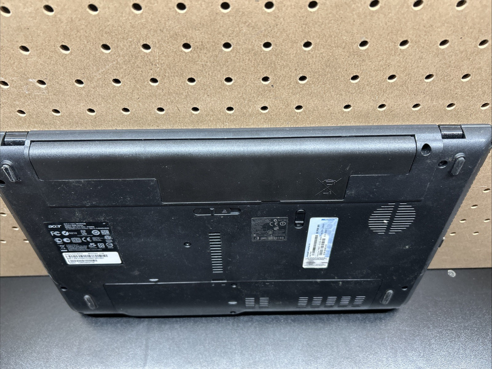 Acer Aspire 5250 Laptop AMD C-50 8GB RAM 320GB HDD Linux Mint – Needs Battery