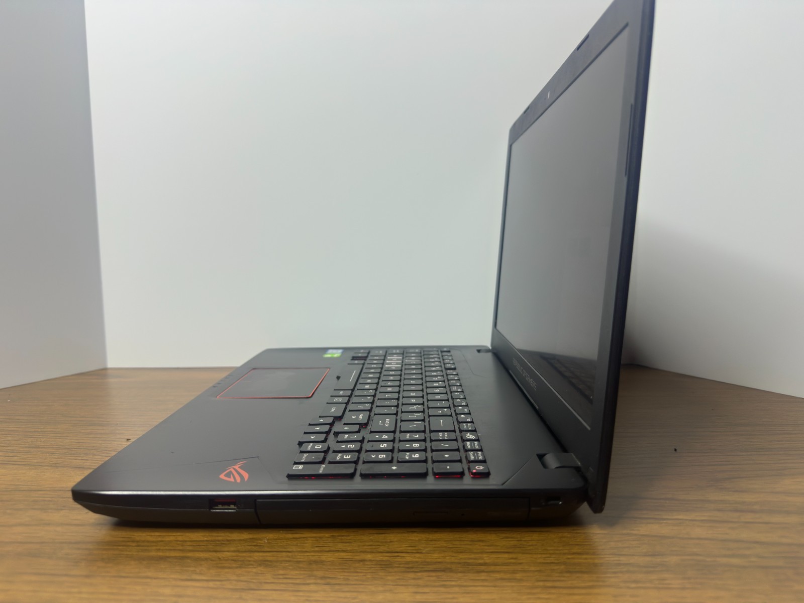 Asus ROG Strix GL553V | 15.6″| i7-7700HQ | 16GB | 256GB SSD | GTX 1050 *READ*