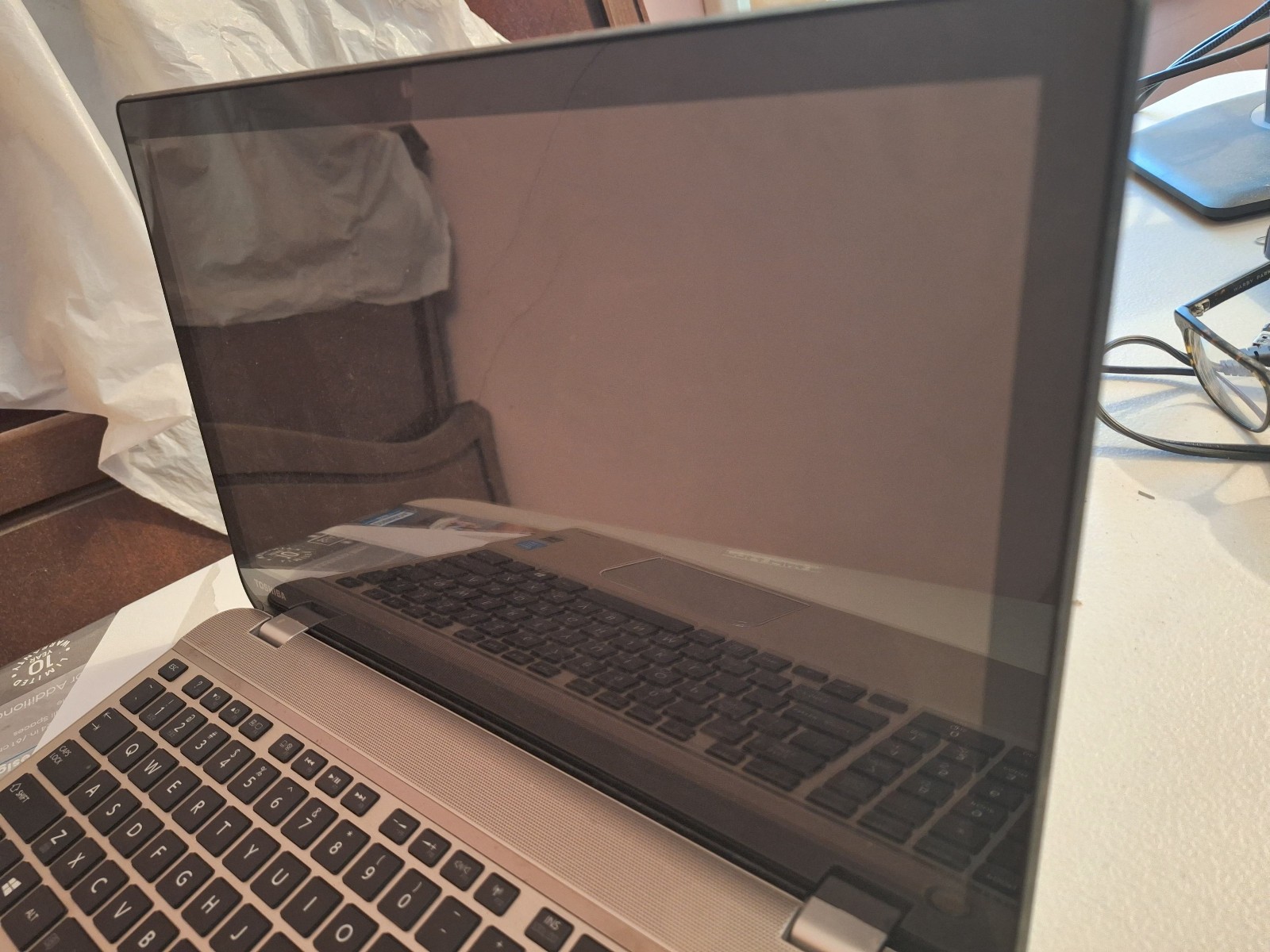 TOSHIBA SATELLITE P50T-B DOES NOT BOOT UP. PARTS ONLY. NO DRIVE OR BATTERY INC