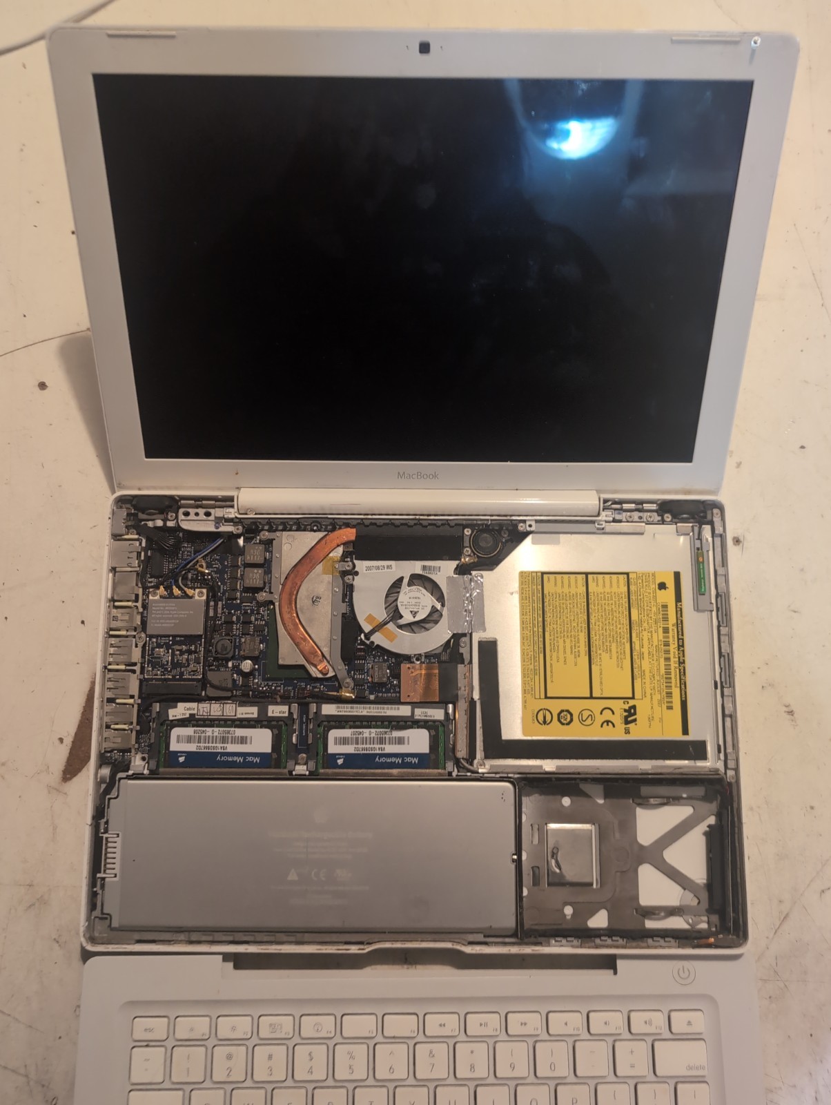 Broken Old Mac Laptop CW-8221-C for Parts Not Working As-Is Read Description