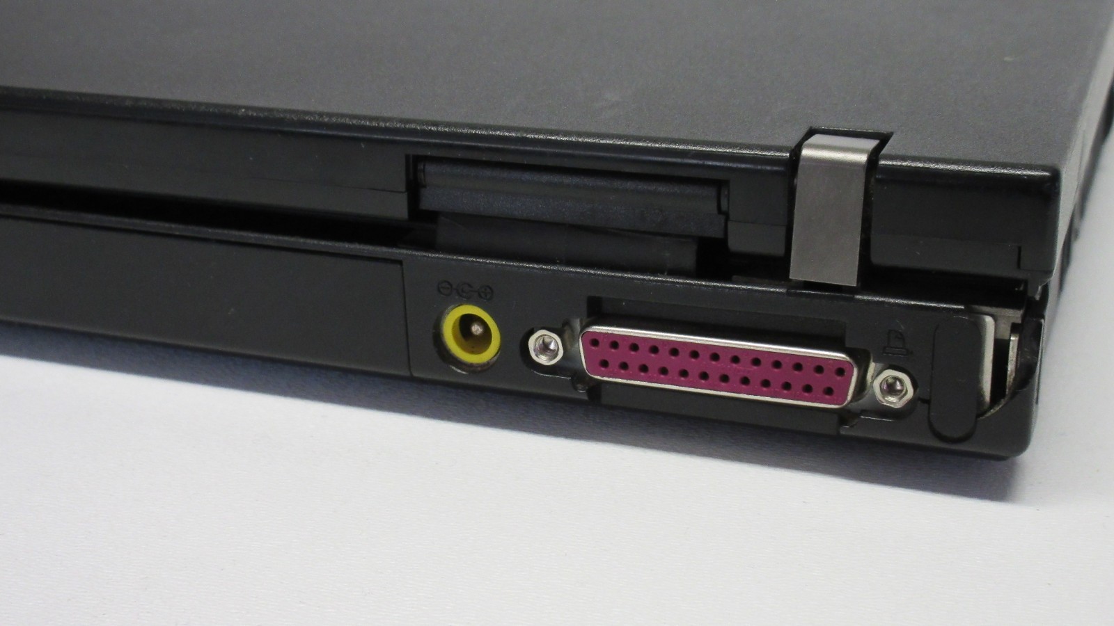 IBM ThinkPad R50e, Pentium Centrino 1.6Ghz, 512MB, 60GB HDD, DVD-RAM, Win XP SP3