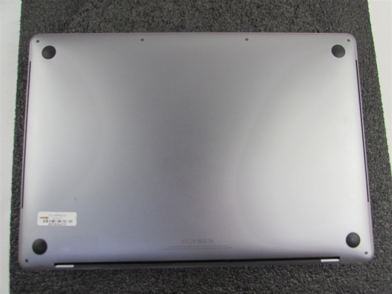 APPLE MACBOOK PRO A1707 2880X1800 I7-7700HQ 256GB SSD 16GB RAM AMD GPU NO O.S