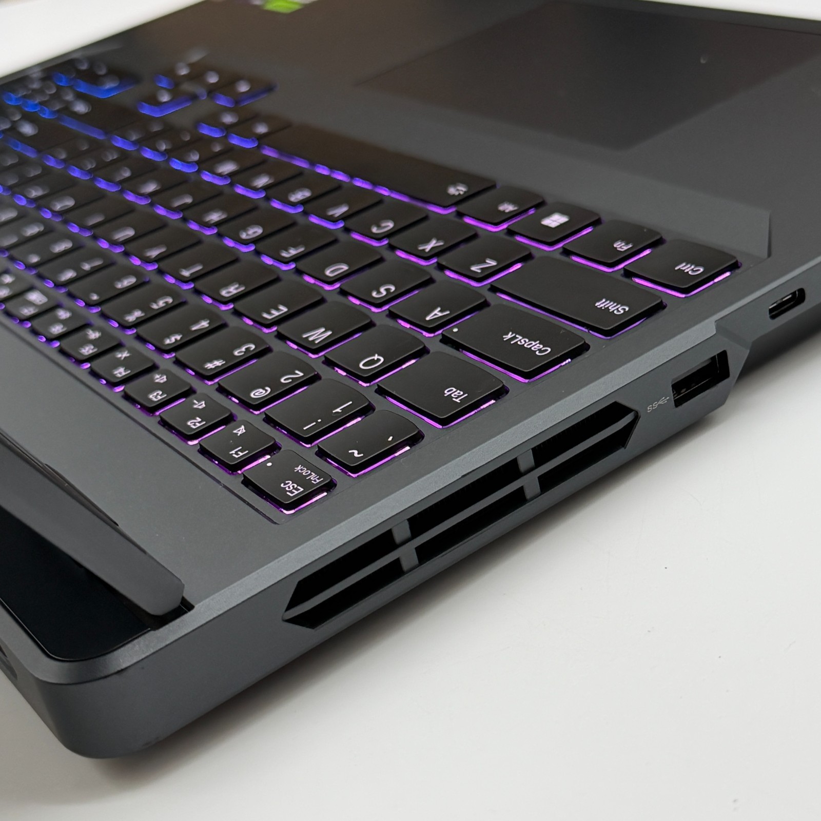 Lenovo Legion Pro 16″ CORE i9-13900HX RTX 4070 8GB 32GB RAM 1TB 240Hz – GAMING