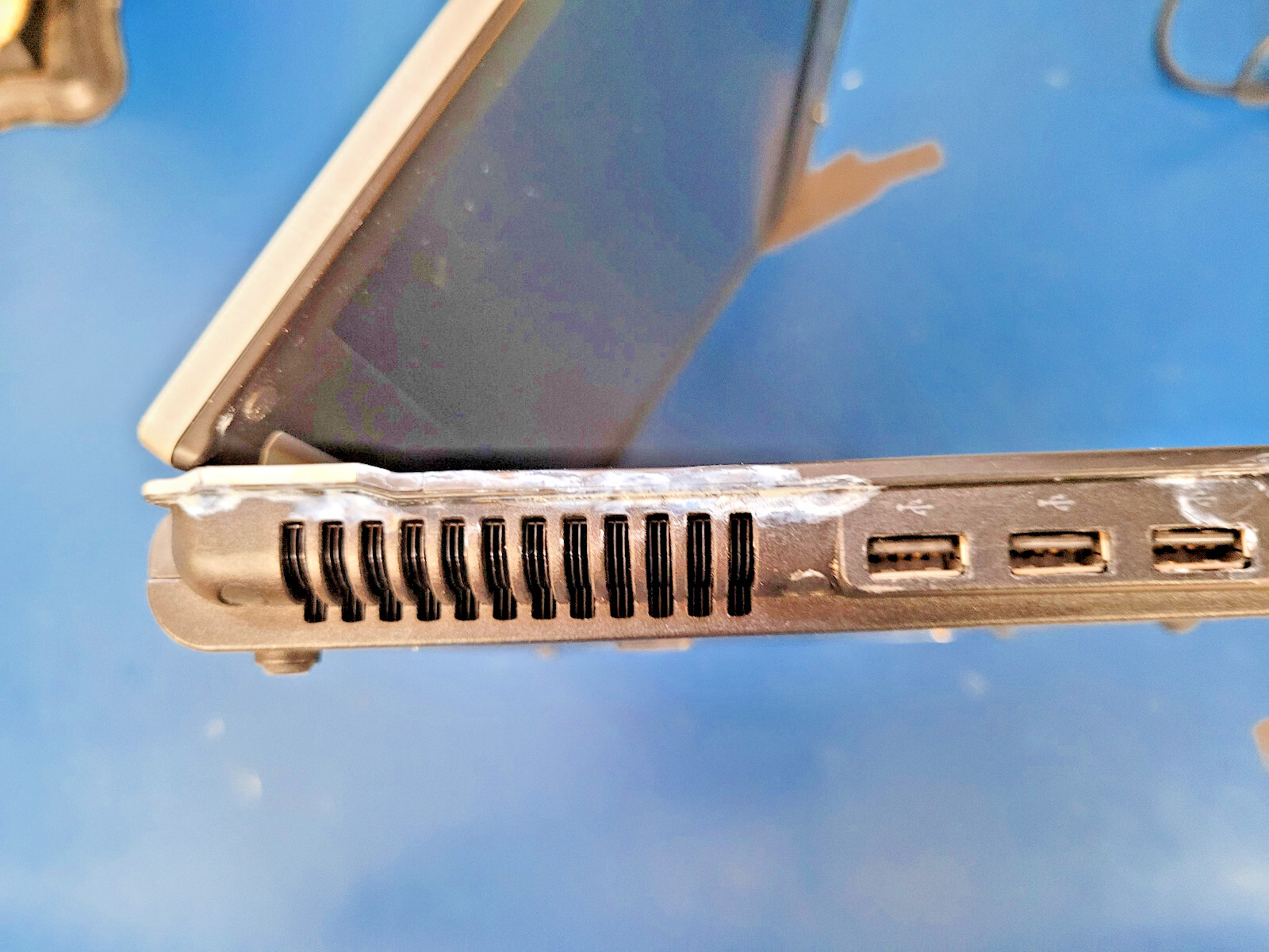 HP Elitebook 8440p Intel i5-M520 4 GB RAM – 250 HHD – WINDOW 10 + CHARGER