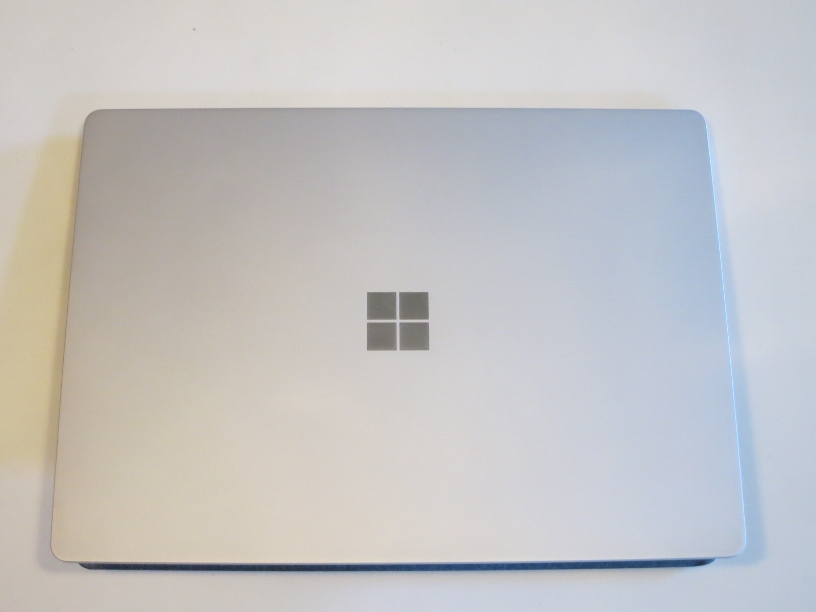 Microsoft Surface Laptop 1769 13.5″ Touch i7-7660U 2.5Hz 8GB 256GB SSD Iris W10
