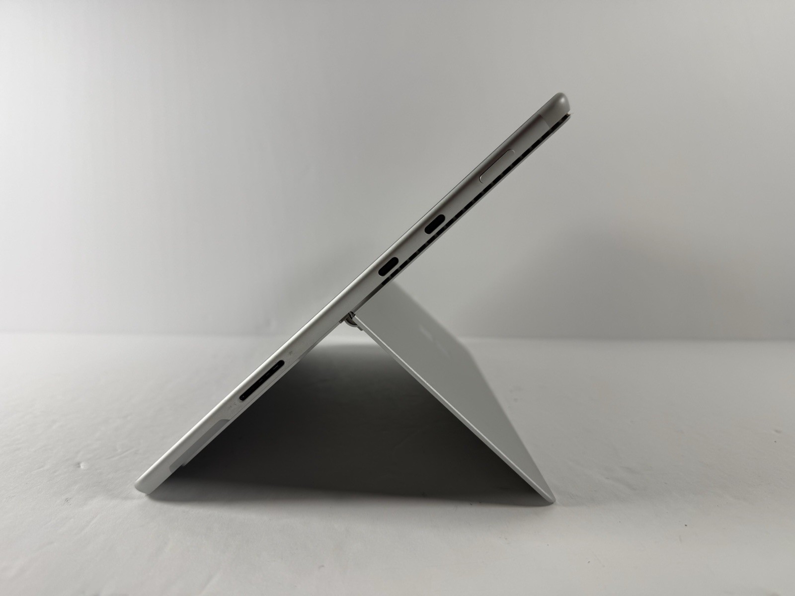 Microsoft Surface Pro 8 (1982) i5-1145G7 – 16GB RAM – 256GB 120Hz – Win 11 Pro