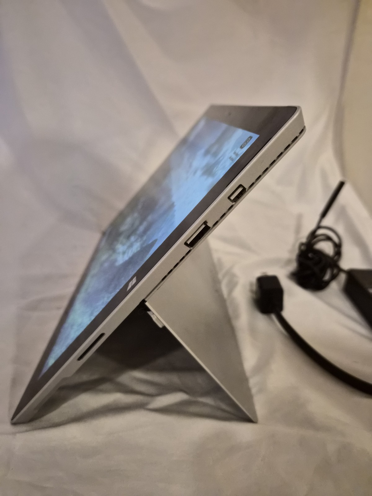 Microsoft Surface Pro 3 i7-4650U 8GB RAM 128GB SSD Windows 10 Pro Tablet