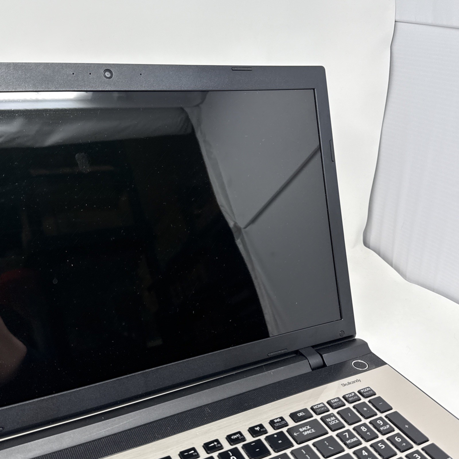 Toshiba Satellite L75-C7136 Laptop – For Parts Only