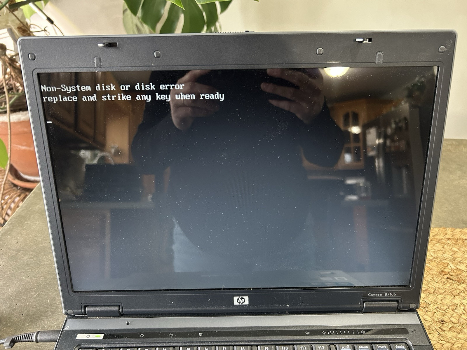 HP Compaq 6710b Laptop For Parts As Is Turns On No Cord